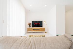 Uma televisão e/ou sistema de entretenimento em Villa Arkadie with private pool
