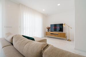 Uma televisão e/ou sistema de entretenimento em Villa Arkadie with private pool
