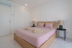 Uma cama ou camas num quarto em Villa Arkadie with private pool