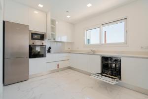 A cozinha ou kitchenette de Villa Arkadie with private pool