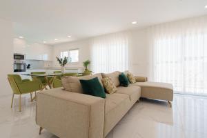uma sala de estar com um sofá e uma mesa em Villa Arkadie with private pool na Lourinhã mais 37 fotografias