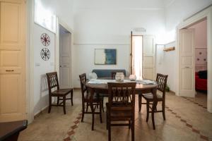 a dining room with a table and chairs at Palazzo Caputo in Santa Maria al Bagno