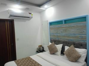 Foto dalla galleria di Hotel C G Newly Built 2 Mins From Connaught Place and Railway Station & 5 Mins From VFS Shivaji Stadium Metro Station a Nuova Delhi