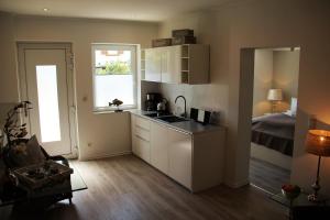 eine Küche mit einem Waschbecken und ein Bett in einem Zimmer in der Unterkunft Apartment am Weinberg in Deidesheim