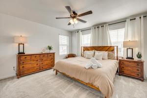 Un dormitorio con una cama y un ventilador de techo. en Bright Colorado Springs Home, 10 Mi to Dtwn!, en Fountain