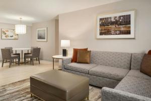 una sala de estar con un sofá y una mesa en Madison Marriott South, en Madison