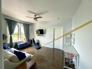 Postel nebo postele na pokoji v ubytování Sunny Jersey City 1BR, 25 min to NYC, 15min to EWR, King Bed, Hammock & Park Views