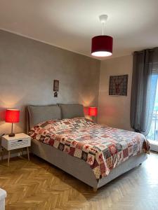 Un dormitorio con una cama y una mesa con dos lámparas. en Maison Solange Saint Vincent, en Saint Vincent