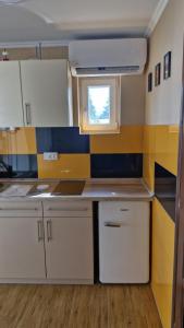 A kitchen or kitchenette at ALFA Szálláshely