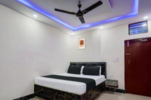 una camera con letto e ventilatore a soffitto di Hotel O Gajraj Banquet Hall Guest House a Gulzārbāgh