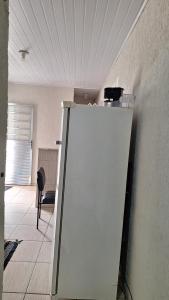 a room with a white wall and a table at Casa ideal in São Caetano do Sul