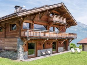コンブルーにあるChalet Double M I Le Chalet Clubのラップアラウンドデッキとバルコニーを備えたログハウス
