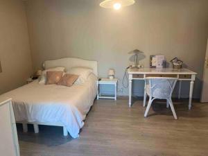 Postel nebo postele na pokoji v ubytování Chambre avec vue