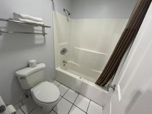 Bilik mandi di Motel 6-Urbana, IL +13 gambar
