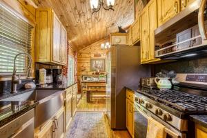 Kuchyň nebo kuchyňský kout v ubytování Tennessee Risky Secluded 3BR Cabin Near Pigeon Forge w Hot Tub & Creek