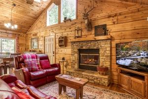 TV a/nebo společenská místnost v ubytování Tennessee Risky Secluded 3BR Cabin Near Pigeon Forge w Hot Tub & Creek