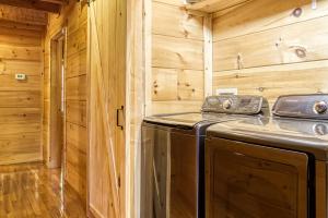 Fotografie z fotogalerie ubytování Tennessee Risky Secluded 3BR Cabin Near Pigeon Forge w Hot Tub & Creek v destinaci Sevierville + 47 fotografií