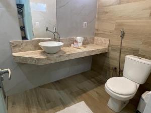 une salle de bain avec un lavabo et des toilettes dans l'établissement Casa Pérola da Pipa, à Pipa 31 autres photos
