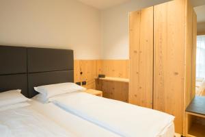 Postel nebo postele na pokoji v ubytování Hotel La Montanara Predazzo