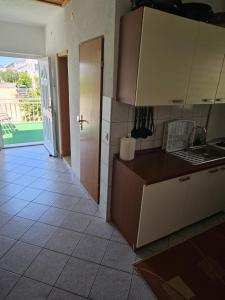 Η κουζίνα ή μικρή κουζίνα στο Apartments Alma