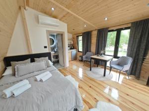 Rúm í herbergi á Bungalov lux