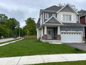 ein Haus mit einem grünen Rasen davor in der Unterkunft Whole House 4 Bedrooms 6 beds 3 bath family friendly Quite and relaxation area in Gravenhurst