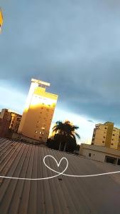 a heart on the roof of a building at Apart 2qtos com ar - Aconchegante in Goiânia +33 photos