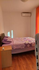 Postel nebo postele na pokoji v ubytování Vesna apartmani, Igalo