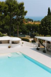 een groot zwembad naast een huis bij Nu Aria Taunus Relais in Numana