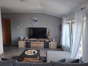 TV a/nebo společenská místnost v ubytování Sunset