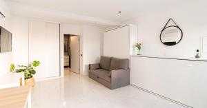 a living room with a chair and a mirror at Mi Casa Es Su Casa Nº1 in Albufeira