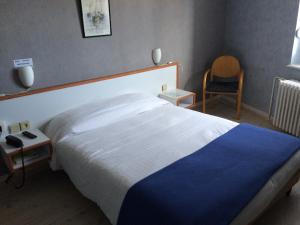 Postel nebo postele na pokoji v ubytování Logis Hôtel Les Chardons Bleus RESTAURANT LE BISTROT DE LA MER