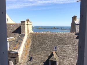 widok z dachu budynku w obiekcie Logis Hôtel Les Chardons Bleus RESTAURANT LE BISTROT DE LA MER w mieście Roscoff