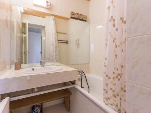 Kúpeľňa v ubytovaní Appartement skis aux pieds avec double balcon, accès piscine, proche commerces et télésiège - FR-1-267-179 + 14 fotografií