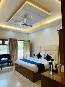 Postel nebo postele na pokoji v ubytování ECHOS HOTEL Rishikesh
