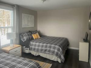 Postel nebo postele na pokoji v ubytování Cozy Chalet with Breathtaking Mountain View