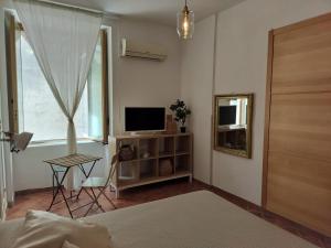 ナポリにあるDimoraspagnoliのベッドルーム(ベッド1台、テレビ、鏡付)