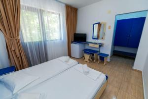 a bedroom with a bed and a desk with a computer at Casa Meyra in Jupiter