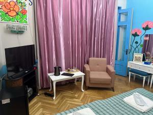 Televiisor ja/või meelelahutuskeskus majutusasutuses Napoli Nataxtari hotel,pool,bar,kamping