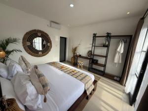 Postel nebo postele na pokoji v ubytování Bali Bird Villa Canggu