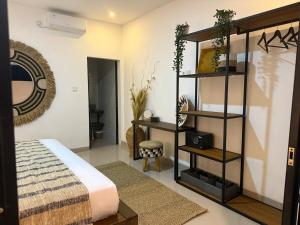 Postel nebo postele na pokoji v ubytování Bali Bird Villa Canggu