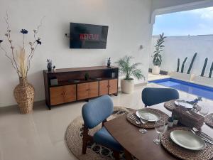 TV a/nebo společenská místnost v ubytování Bali Bird Villa Canggu