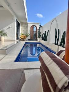 Bazén v ubytování Bali Bird Villa Canggu nebo v jeho okolí