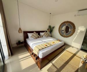 Postel nebo postele na pokoji v ubytování Bali Bird Villa Canggu