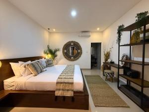 Postel nebo postele na pokoji v ubytování Bali Bird Villa Canggu + 20 fotografií