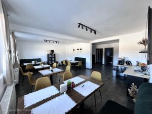 ein Wohnzimmer mit Tisch und Stühlen in der Unterkunft Nort Inn - Luncile Prigoanei, Sureanu, Oasa, Transalpina in Tău Bistra