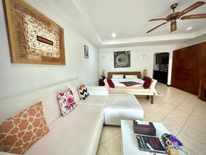 Posezení v ubytování View Talay Residence 4 Jomtien Beach 56 Sqm big balcony pool view