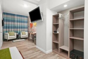TV a/nebo společenská místnost v ubytování Chesterfield Hotel & Suites