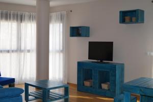 Una televisión o centro de entretenimiento en Apartamento Turístico “El Yugo”