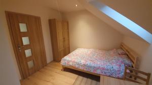 Ένα ή περισσότερα κρεβάτια σε δωμάτιο στο Panorama - Domy w Beskidach